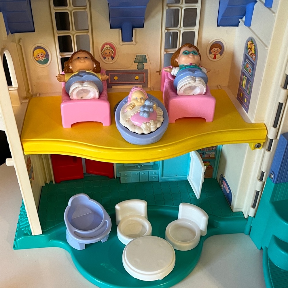 Fisher-Price LIttle People Dollhouse with people and accessories, 1996-97 model - Picture 13 of 15